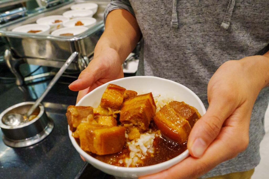 老舗「欣葉」のルーローハン(滷肉飯)ⒸPen&Voyage
