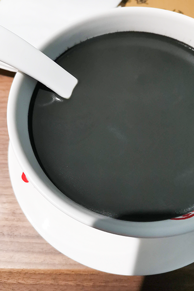 香港のデザート店「佳佳甜品」の黒ゴマしるこ