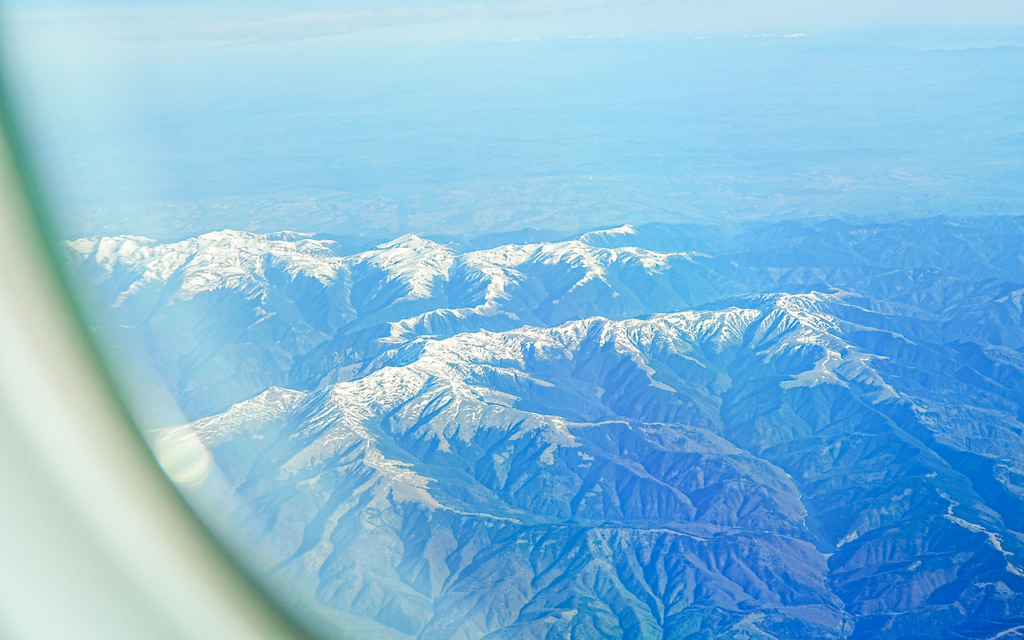 雪をいただいた山々に見とれる