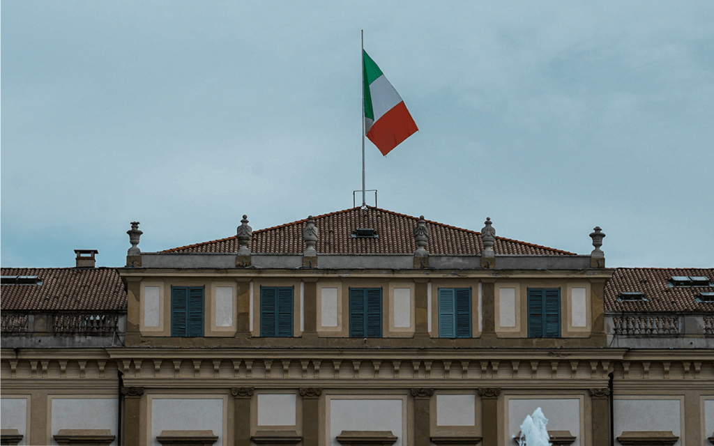 イタリア国旗がはためくモンツァ王宮。最上階は使用人の部屋