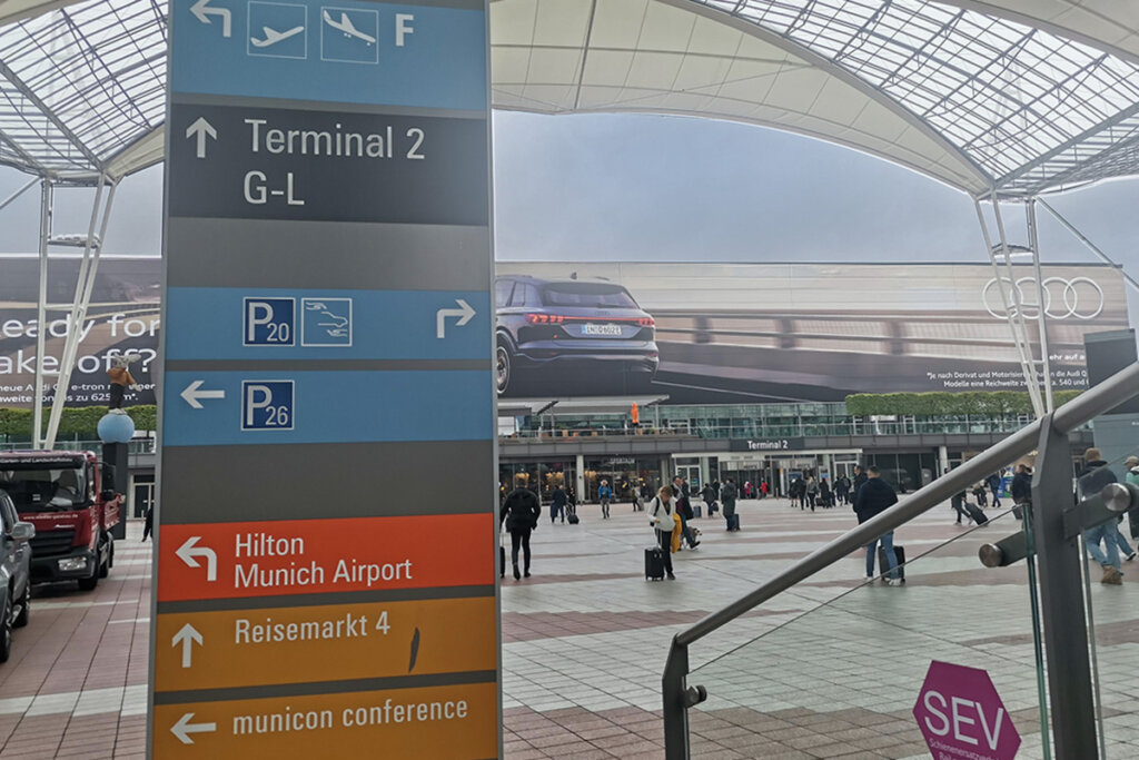 ミュンヘン空港駅に到着、目の前が第2ターミナル