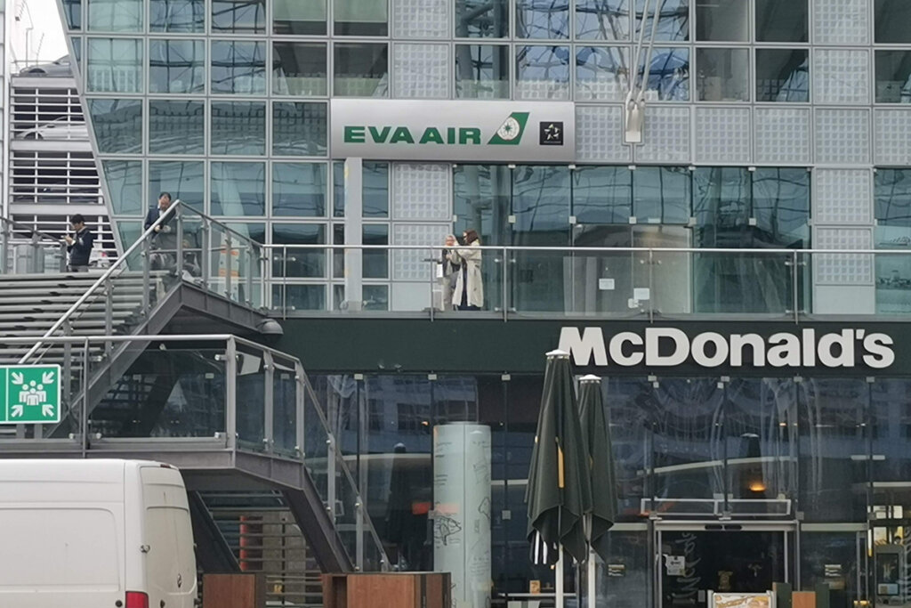 ミュンヘン空港第2ターミナルの外にエバー航空オフィスも