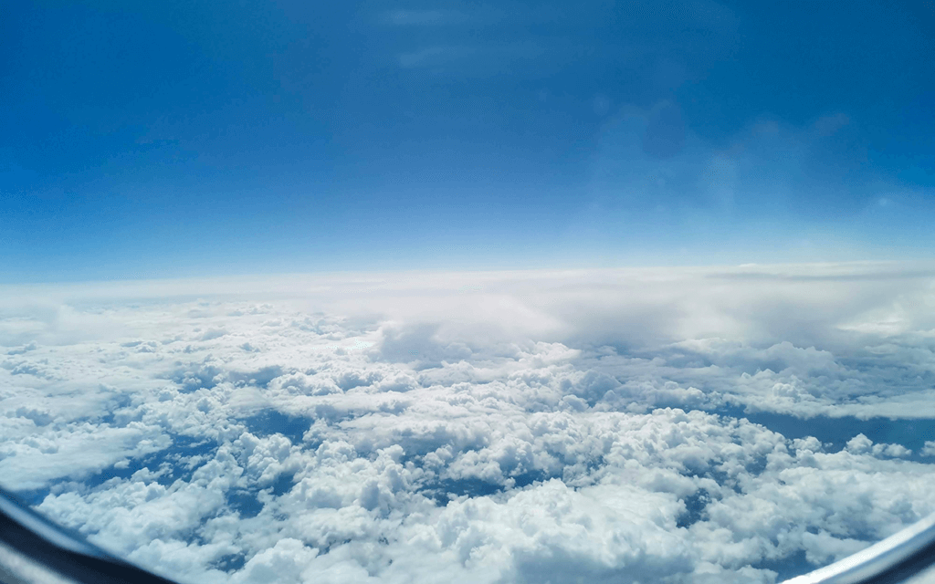 ミュンヘン上空、雲の上は快晴