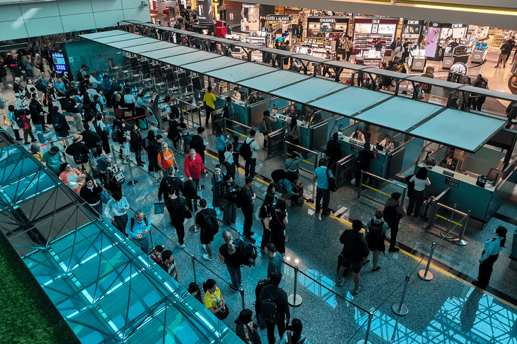 台北・桃園空港の朝。混雑している