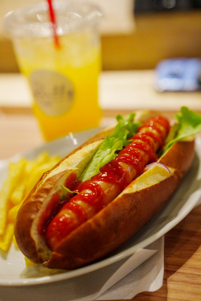 ホットドッグとオレンジジュースで1,400円ⒸPen＆Voyage