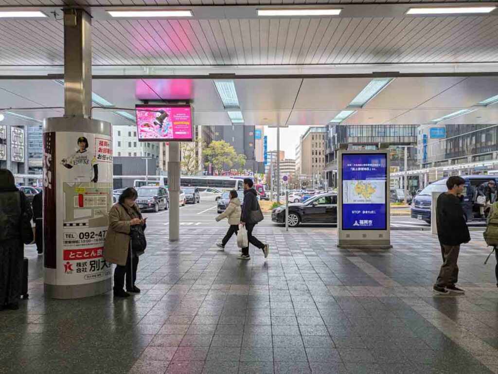 JR博多駅から筑紫口に出て左へⒸPen＆Voyage