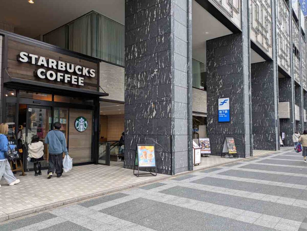 スターバックス オリエンタルホテル福岡博多ステーショの前を通り過ぎるⒸPen＆Voyage