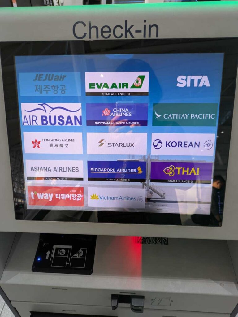 チェックイン機で利用できる航空会社のボタンを選ぶⒸPen＆Voyage