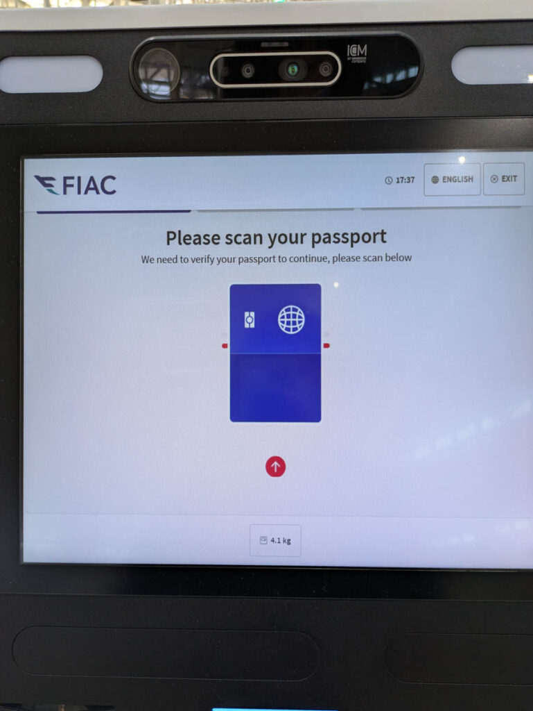 再びパスポートをスキャンするⒸPen＆Voyage