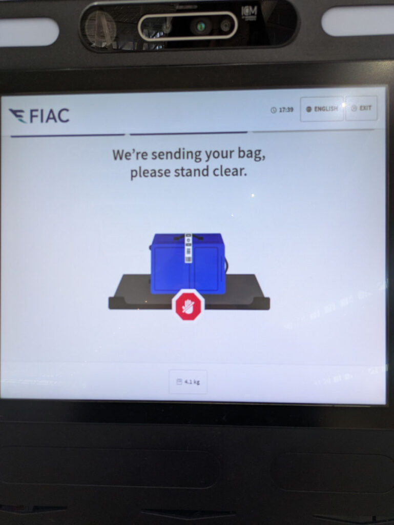 荷物を台に載せるⒸPen＆Voyage