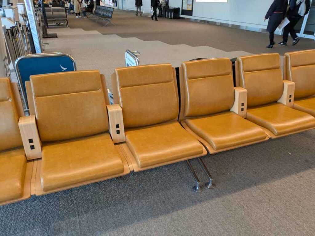 椅子ごとに電源がⒸPen＆Voyage