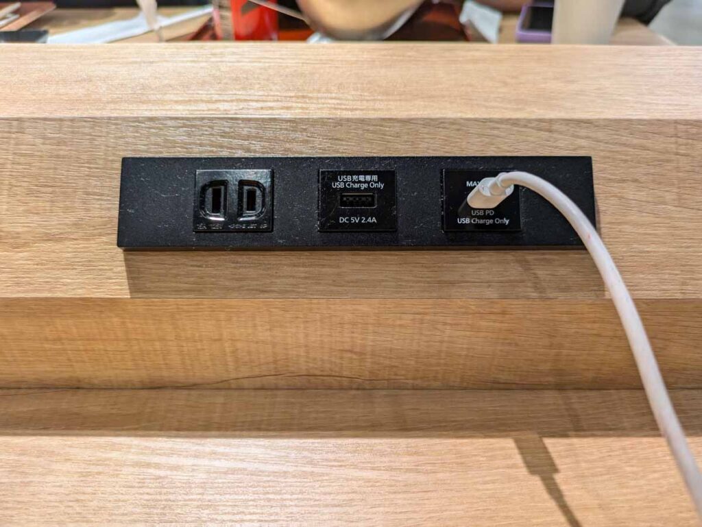 フードコートの充電もバッチリⒸPen＆Voyage