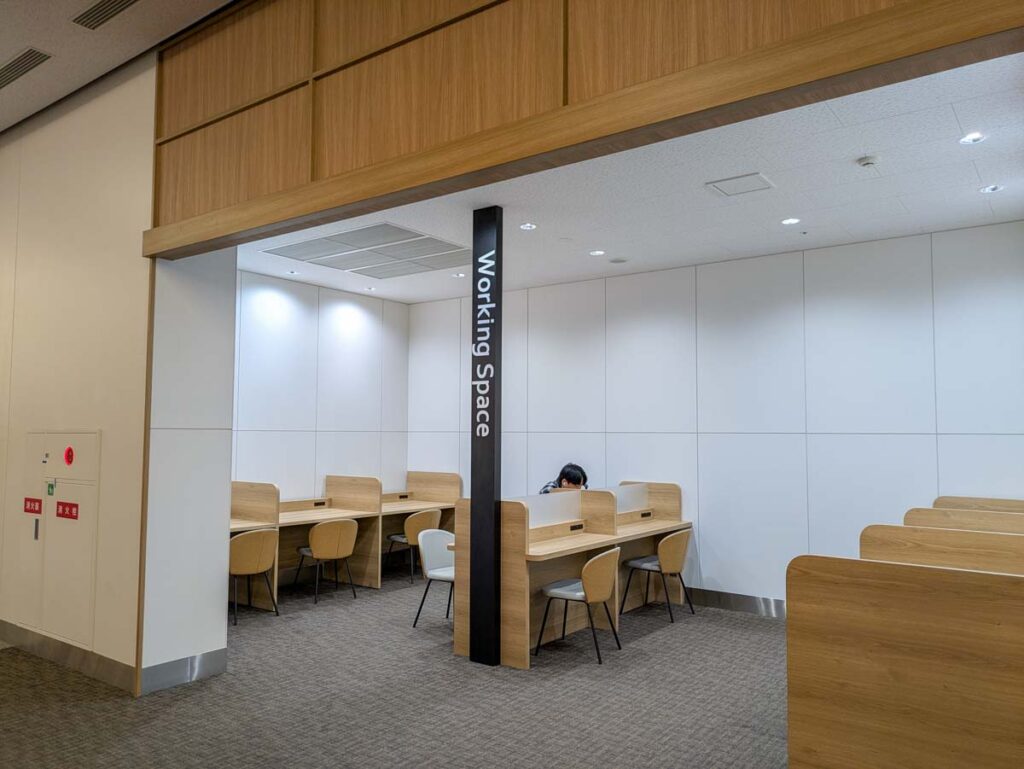テーブルが広いワーキングスペースⒸPen＆Voyage