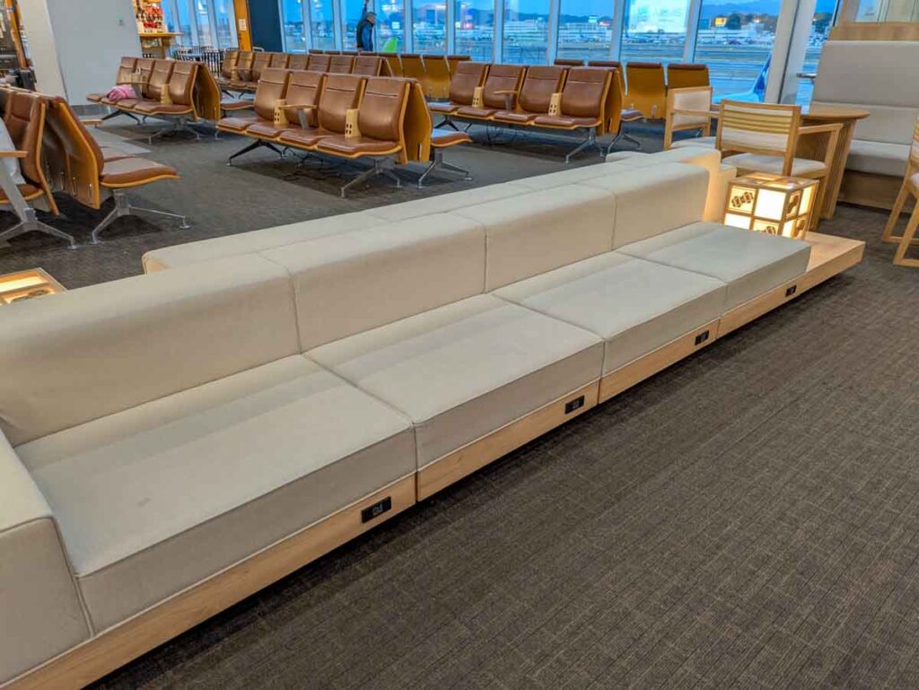 ソファにも電源がⒸPen＆Voyage