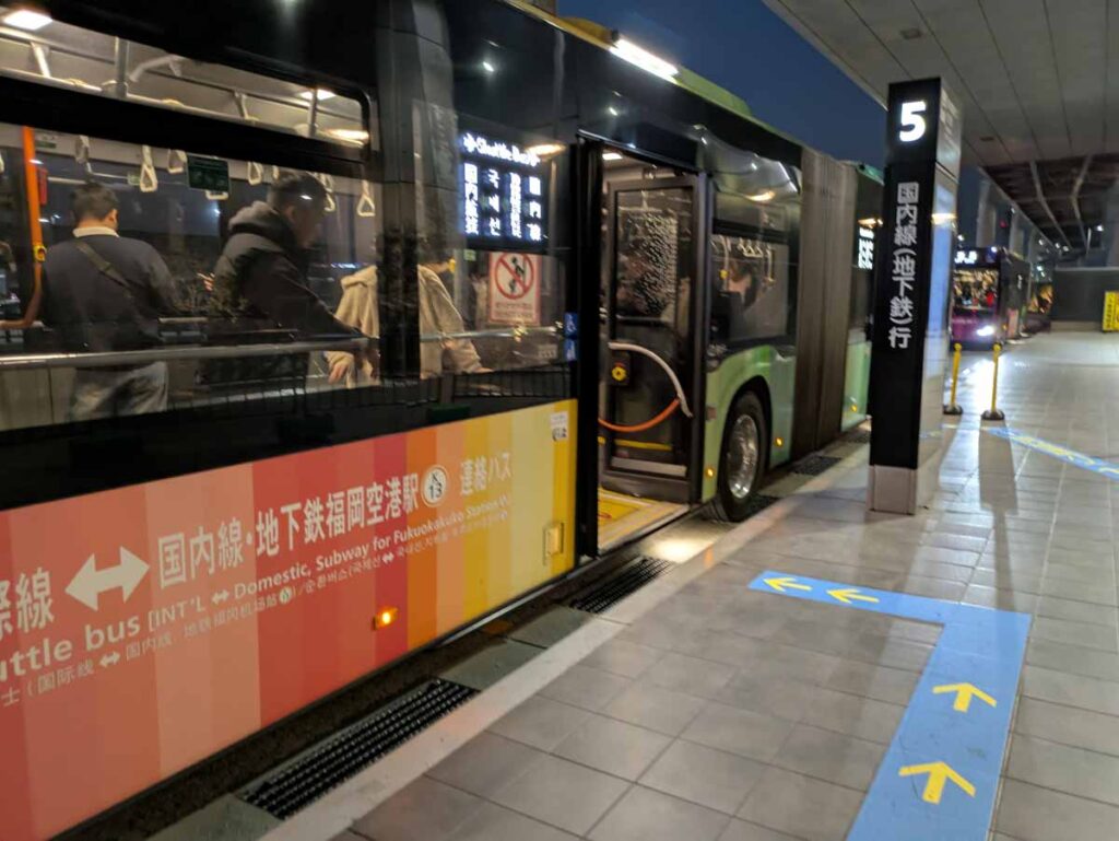 地下鉄に乗る場合は無料の国内線連絡バスに乗るⒸPen＆Voyage