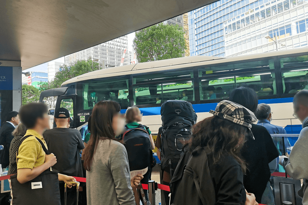 東京駅八重洲南口にある高速バス乗り場から発車