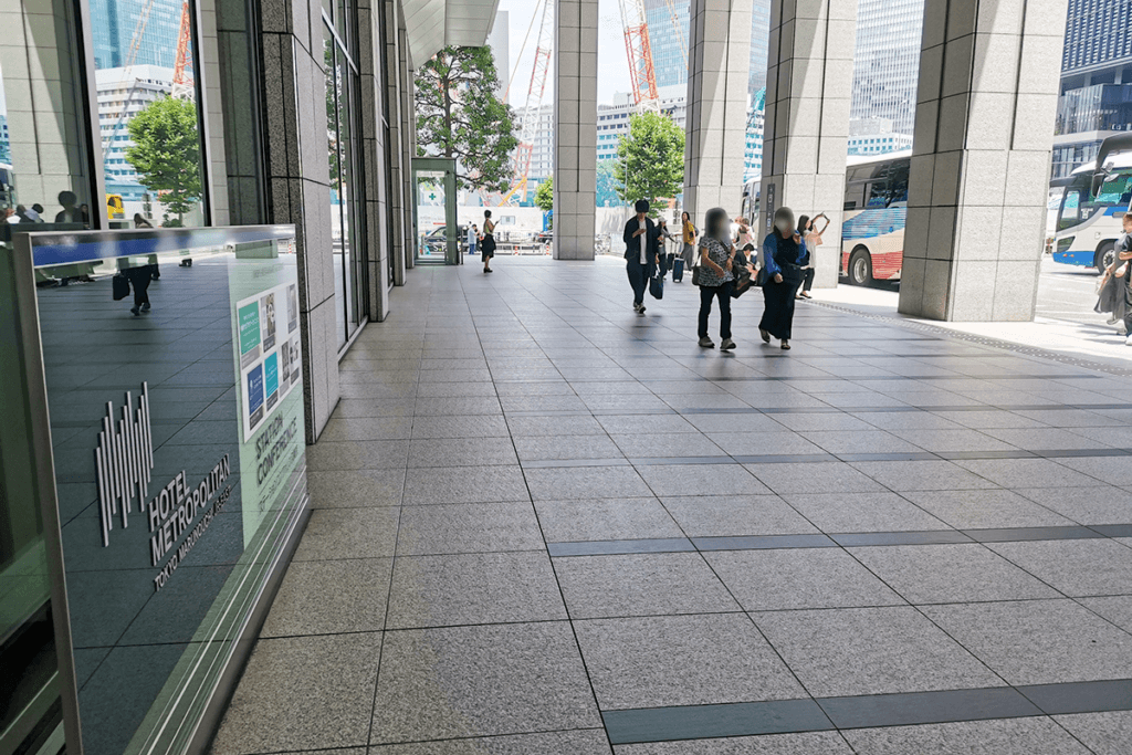 東京駅の日本橋口に到着。ホテルメトロポリタン前