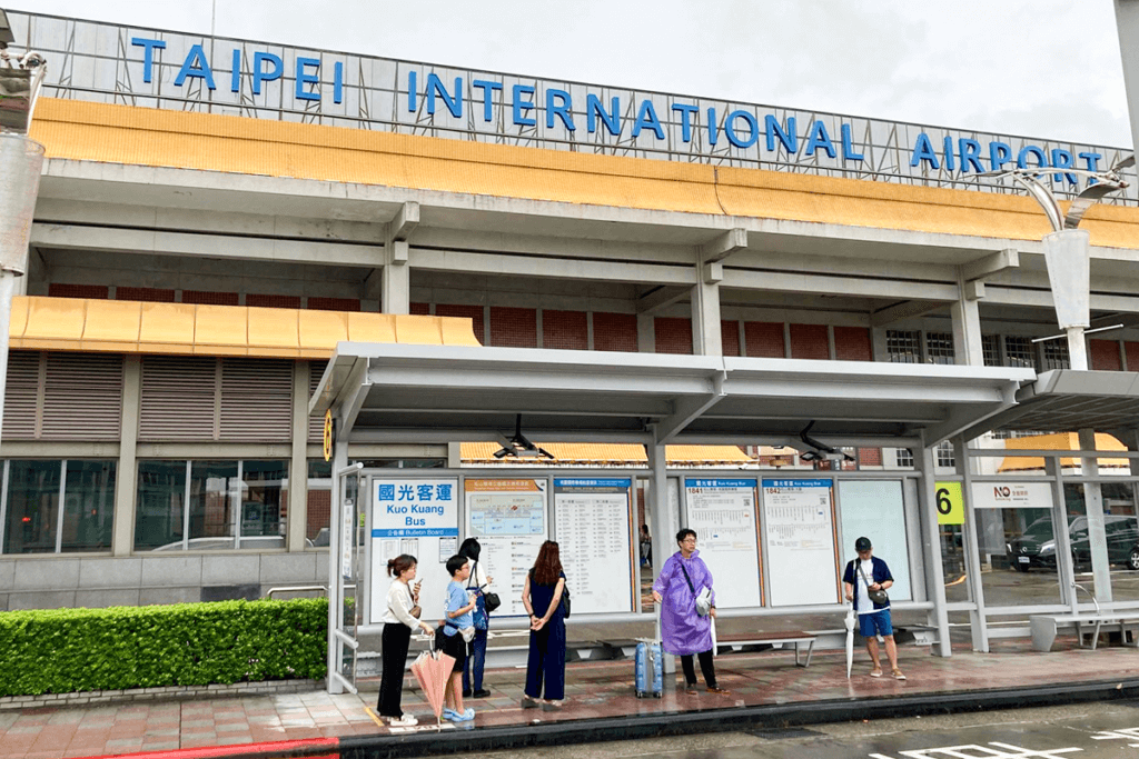 台北国際空港（松山空港）の表玄関。バスを待つ数人以外はほとんど人がいなかった