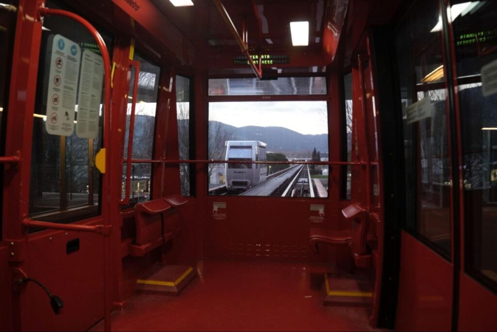 無人運転のミニメトロの車内。1分30秒～2分間隔で運行している＝撮影：仁木岳彦(siteniki.com)