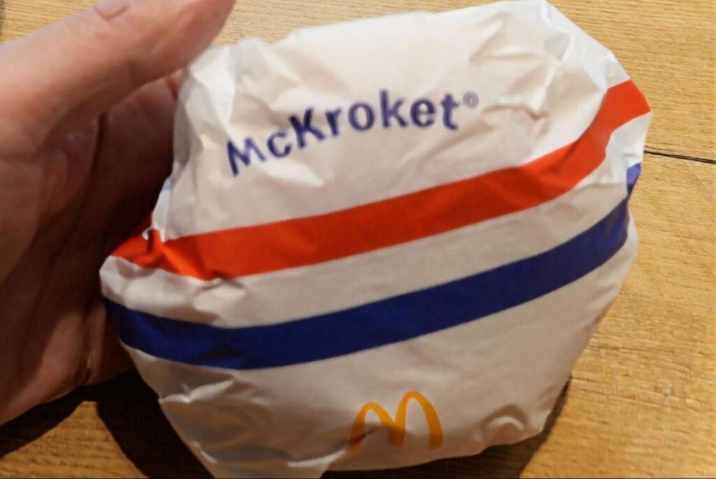 赤、白、青のオランダ国旗を思わせるライン入りの紙包装で提供されるMcKroket@Pen&Voyage