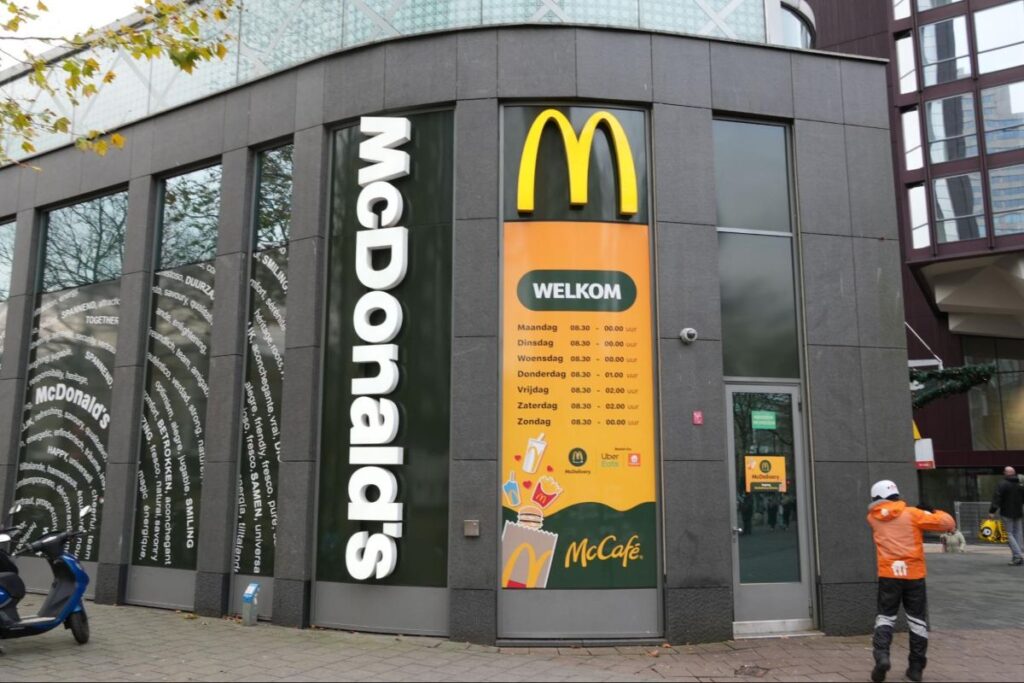 ロッテルダムのビジネス街、世界貿易センター近くのBeurs駅のマクドナルド@Pen&Voyage