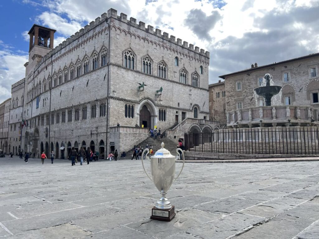 ペルージャ市内の11月4日広場に置かれた欧州チャンピオンズリーグの優勝トロフィー（写真=シル・サーフェティ・ペルージャ提供）