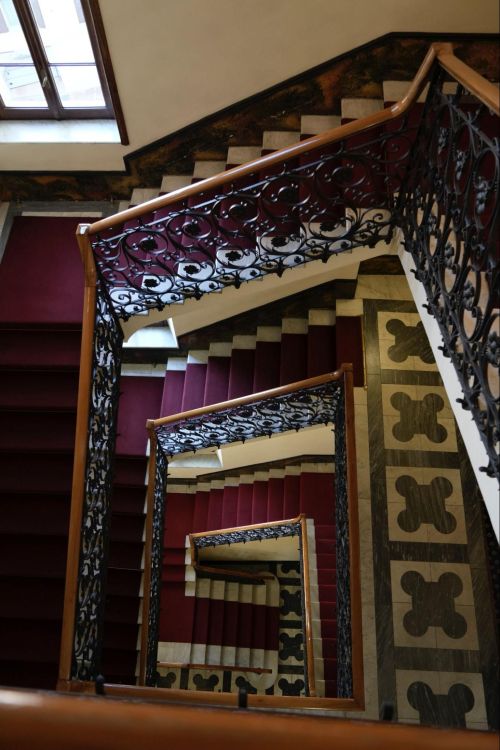 シーナ・ブルファニの内階段。幾何学的なパターンが美しい＝撮影：仁木岳彦(siteniki.com)