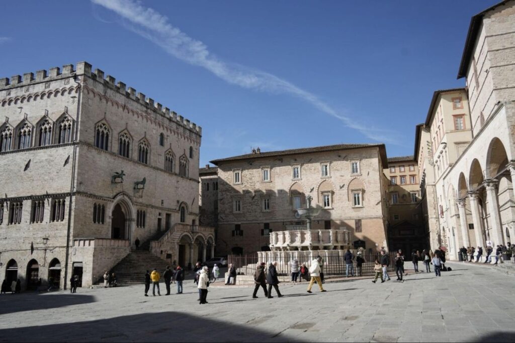 市民が行き交う11月4日広場＝撮影：仁木岳彦(siteniki.com)