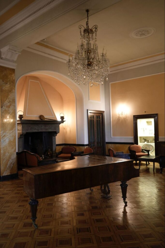 シーナ・ブルファニの廊下に置かれたグランドピアノ＝撮影：仁木岳彦(siteniki.com)