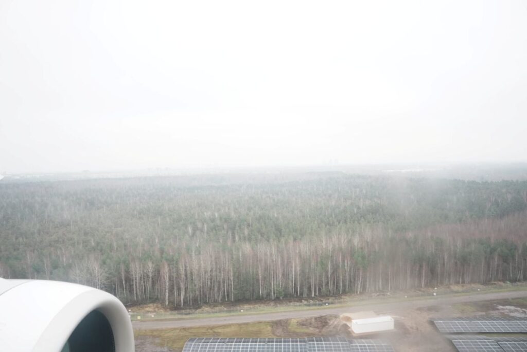 リーガへ降りる前、窓から森が広がる@Pen&Voyage