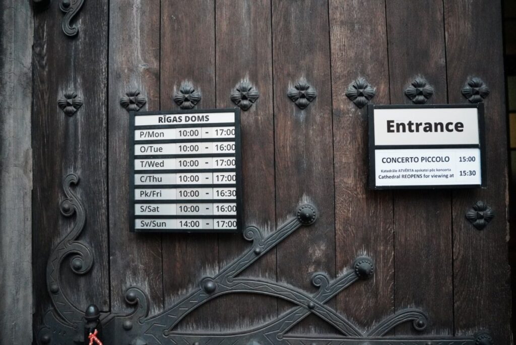 木の扉を押して中に入る@Pen&Voyage