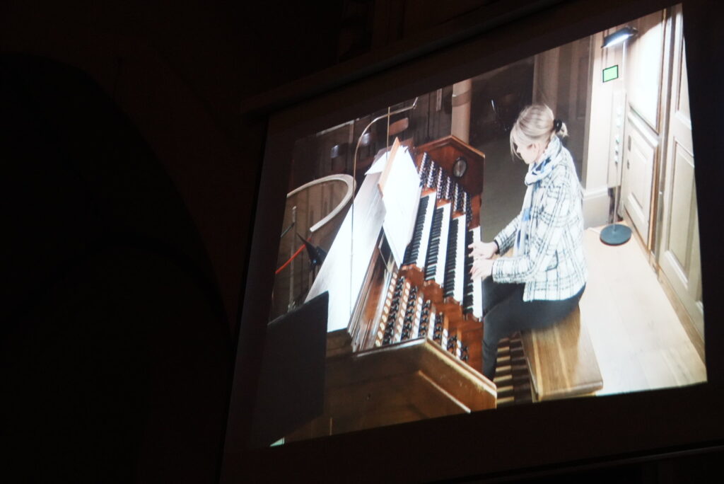 スクリーンに演奏者が映される@Pen&Voyage