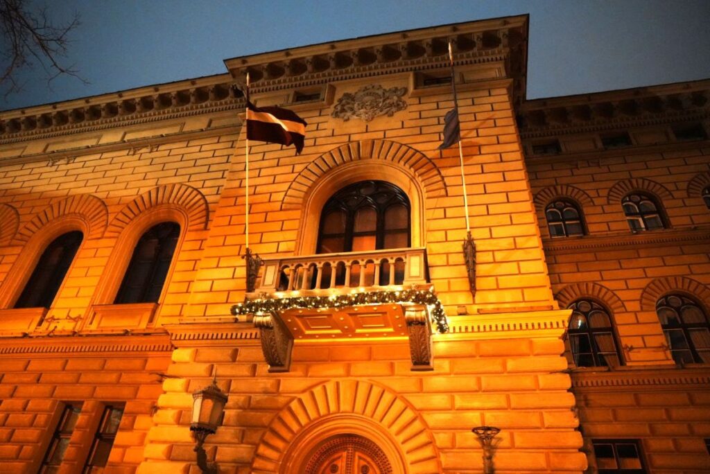 ラトビアの国会議事堂「サエイマ」。国会は一院制で議員は100人@Pen&Voyage