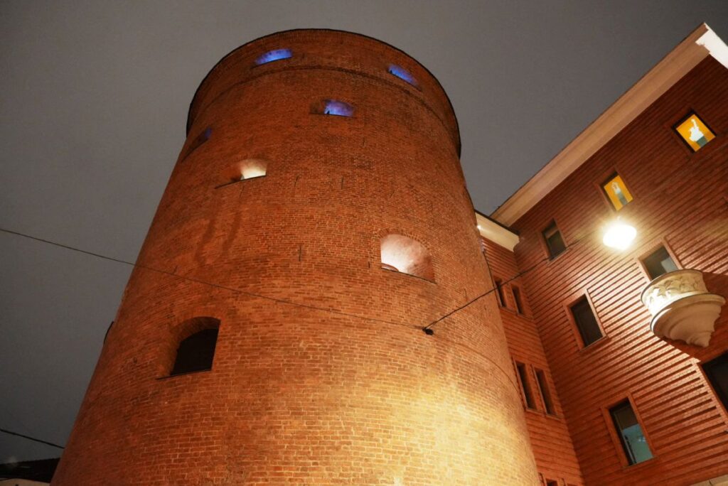 火薬塔(Powder Tower)は1330年建造。17世紀には貯蔵されていた火薬にちなみ火薬塔と命名された