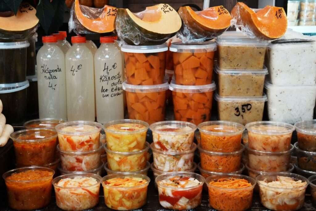 ピクルス屋さんの店頭。「冬が長いので保存の知恵が豊富です」＠Pen＆Voyage