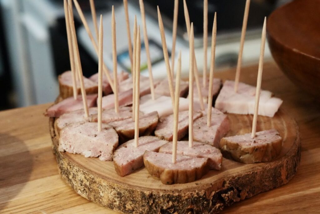 スモークポークを試食。載せた板も素敵＠Pen＆Voyage