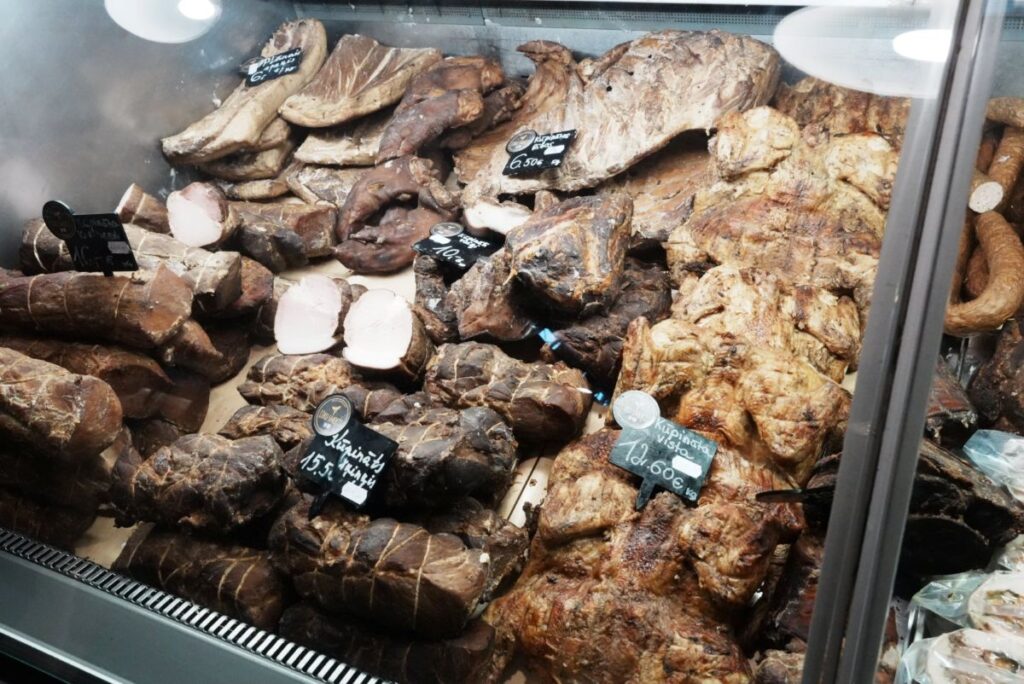 肩や首、脚まで。豚を余すことなく使うラトビアの燻製＠Pen＆Voyage