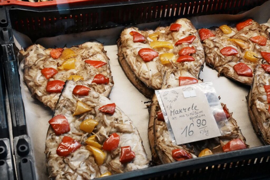 サバのフィレの燻製、パプリカのマリネ添え＠Pen＆Voyage