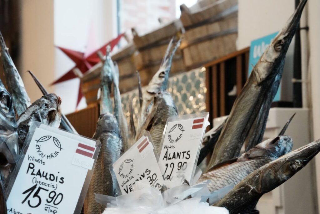 ラトビア産の川魚の干物。口が尖った魚は、川魚のイデ（ラトビア語でAlants）@Pen&Voyage