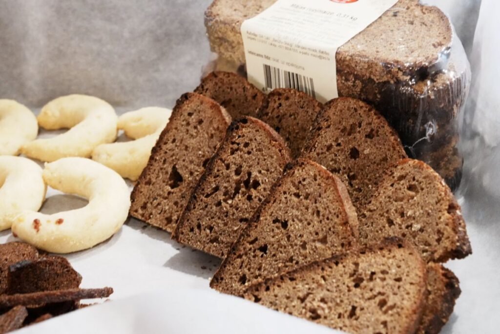 ライ麦の黒パン。左は三日月形の白パン（キプフェル）＠Pen＆Voyage