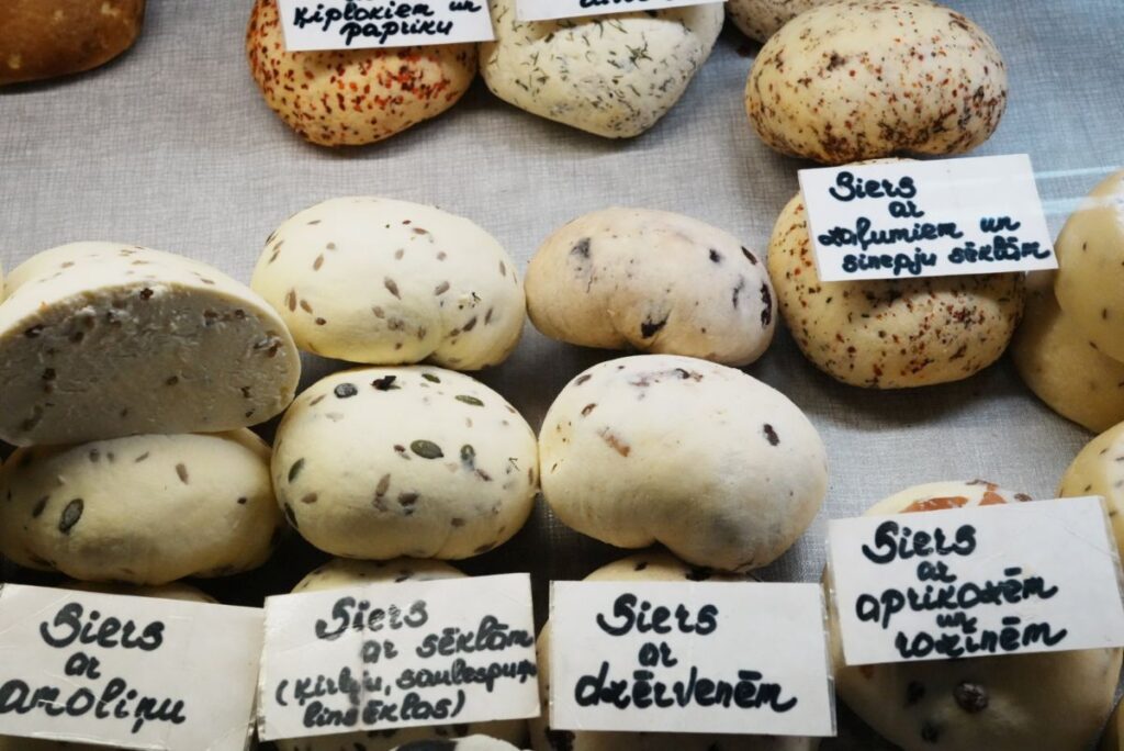 クミン、ハーブ、オリーブ、アプリコットなどを混ぜ込んだ丸型チーズ＠Pen＆Voyage