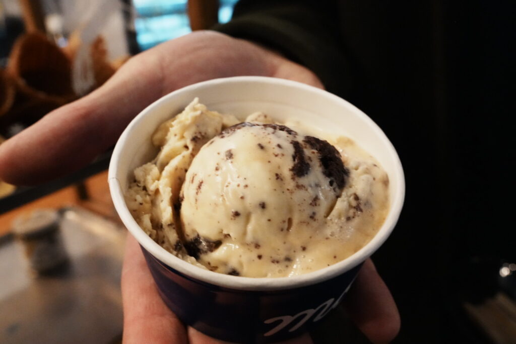 一番人気というブラウニー&塩キャラメル入りヴァニラアイスを試食＠Pen＆Voyage