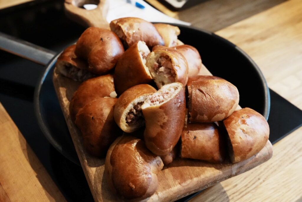 お祝いに欠かせないベーコンパン「ピーラギ (pīrāgi)」ⒸPen&Voyage