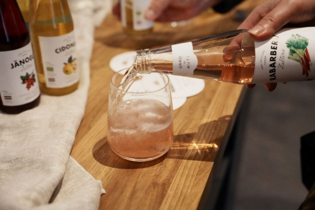 ルバーブの炭酸飲料ⒸPen&Voyage