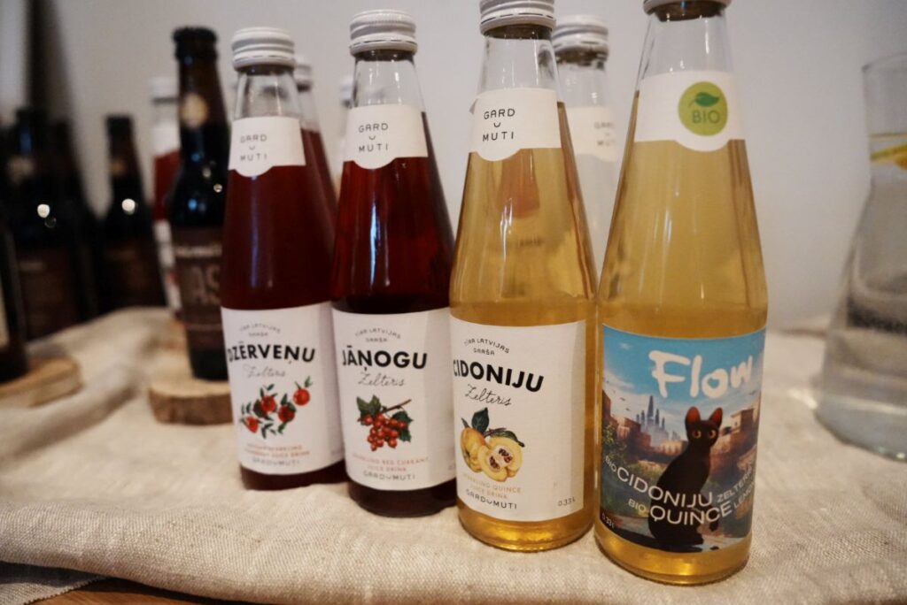 左からレッドカラント、マルメロを使ったオーガニック・レモネード風ノンアルコール飲料。映画『Flow』のコラボレーションⒸPen&Voyage