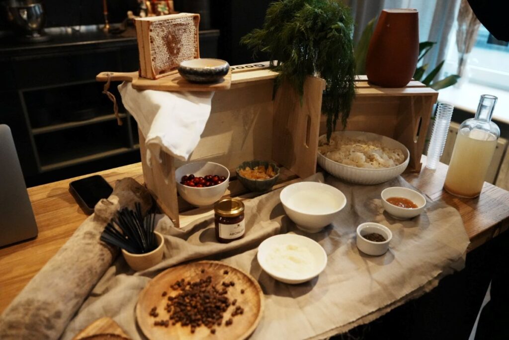 キッチンに用意されたラトビアを代表する「7つの味覚」ⒸPen&Voyage