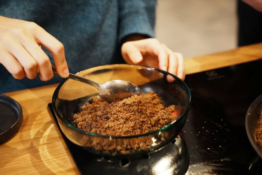 黒パンのトライフルをつくる。まず黒パンを乾煎りⒸPen&Voyage