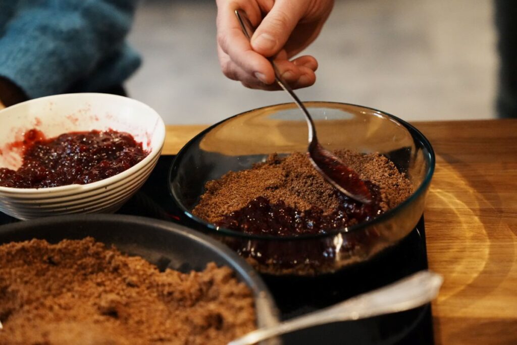 ベリーのジャムを広げるⒸPen&Voyage