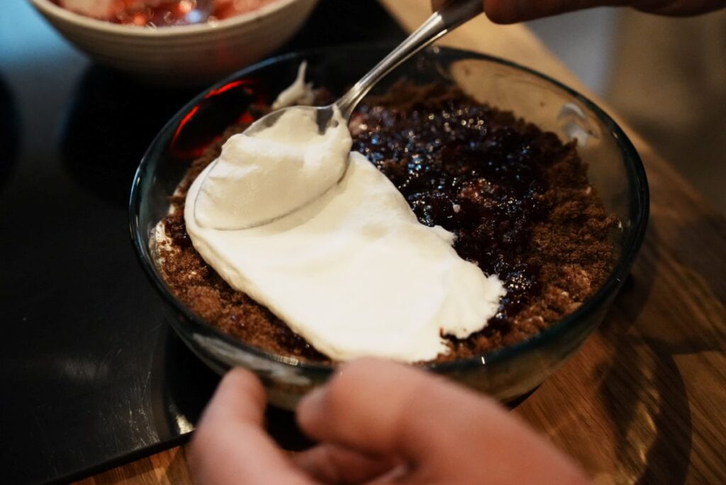 ホイップクリームを広げるⒸPen&Voyage