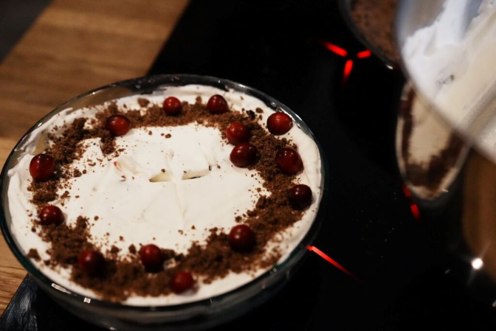 仕上げにベリーと黒パン粉を散らしたトライフルⒸPen&Voyage